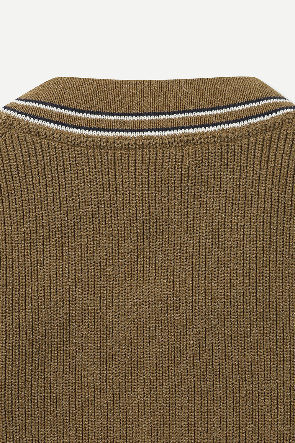 [공식몰]케이블 트위스트 브이넥 니트 카키