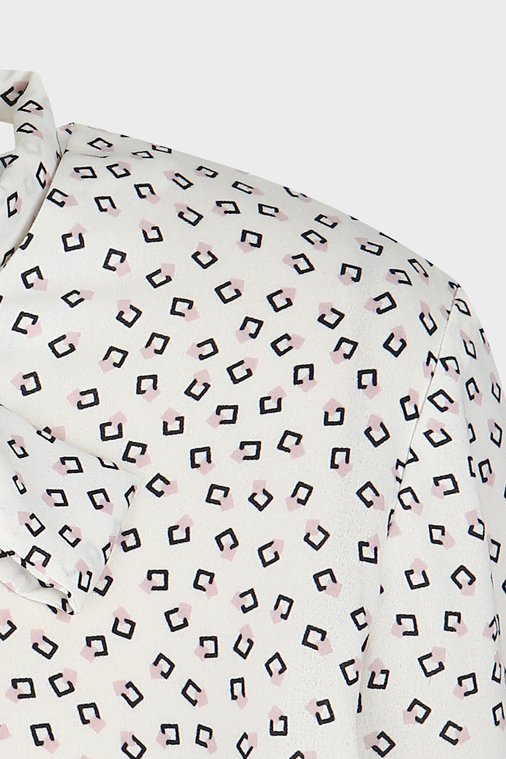 [캐리스 노트] 스퀘어 도트 패턴 타이 블라우스 아이보리