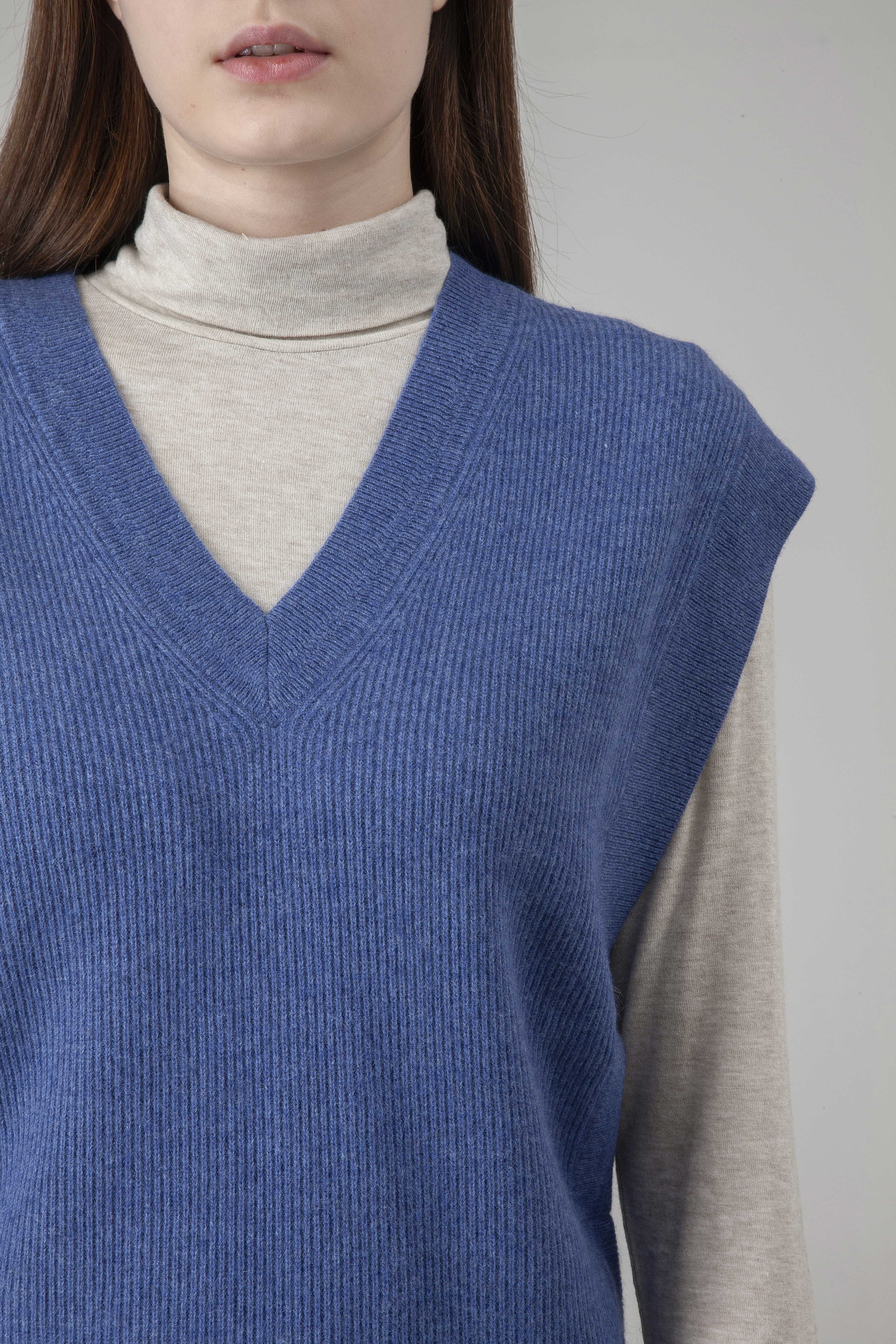 [공식몰] 딥 브이넥 니트 베스트 다크블루