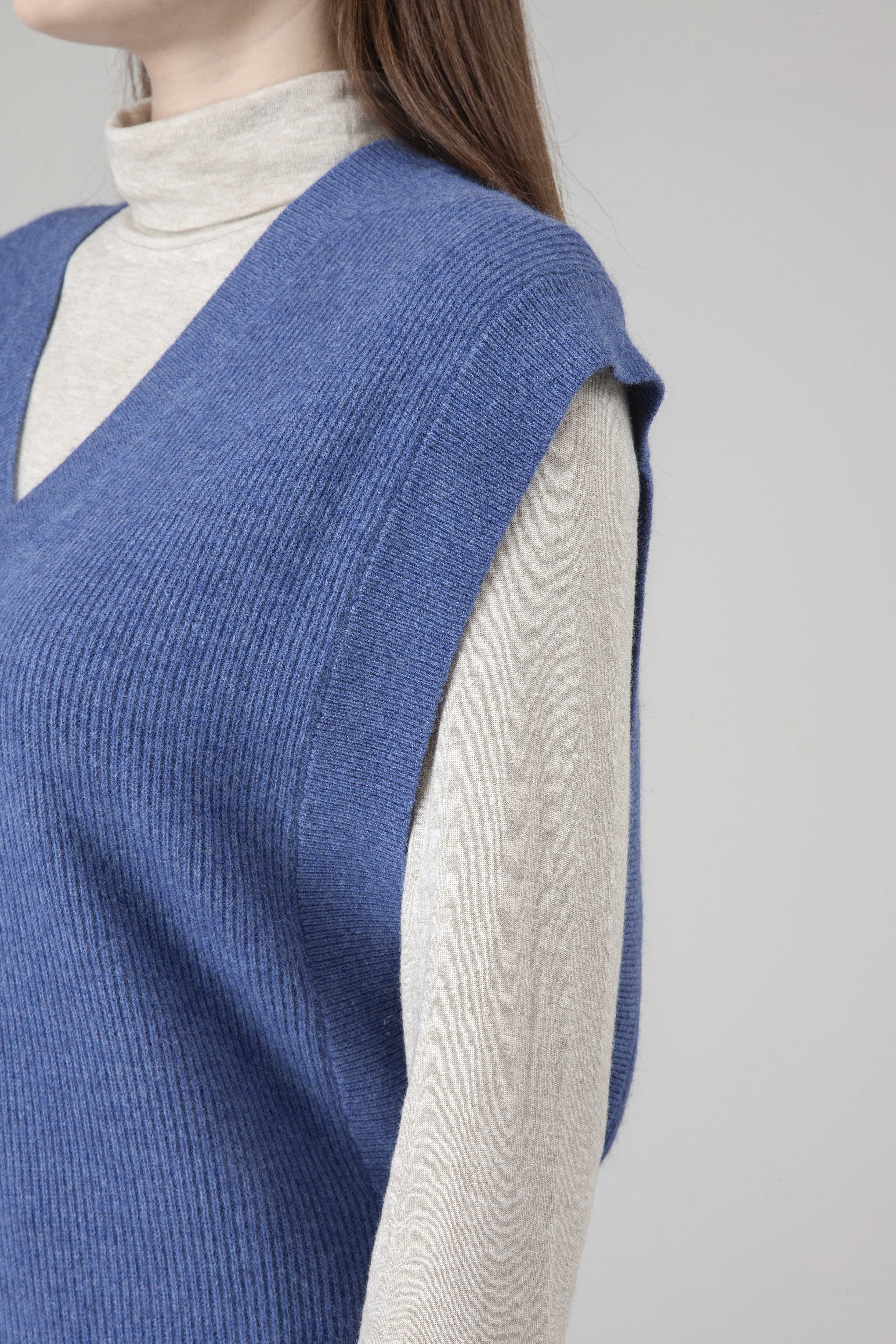 [공식몰] 딥 브이넥 니트 베스트 다크블루