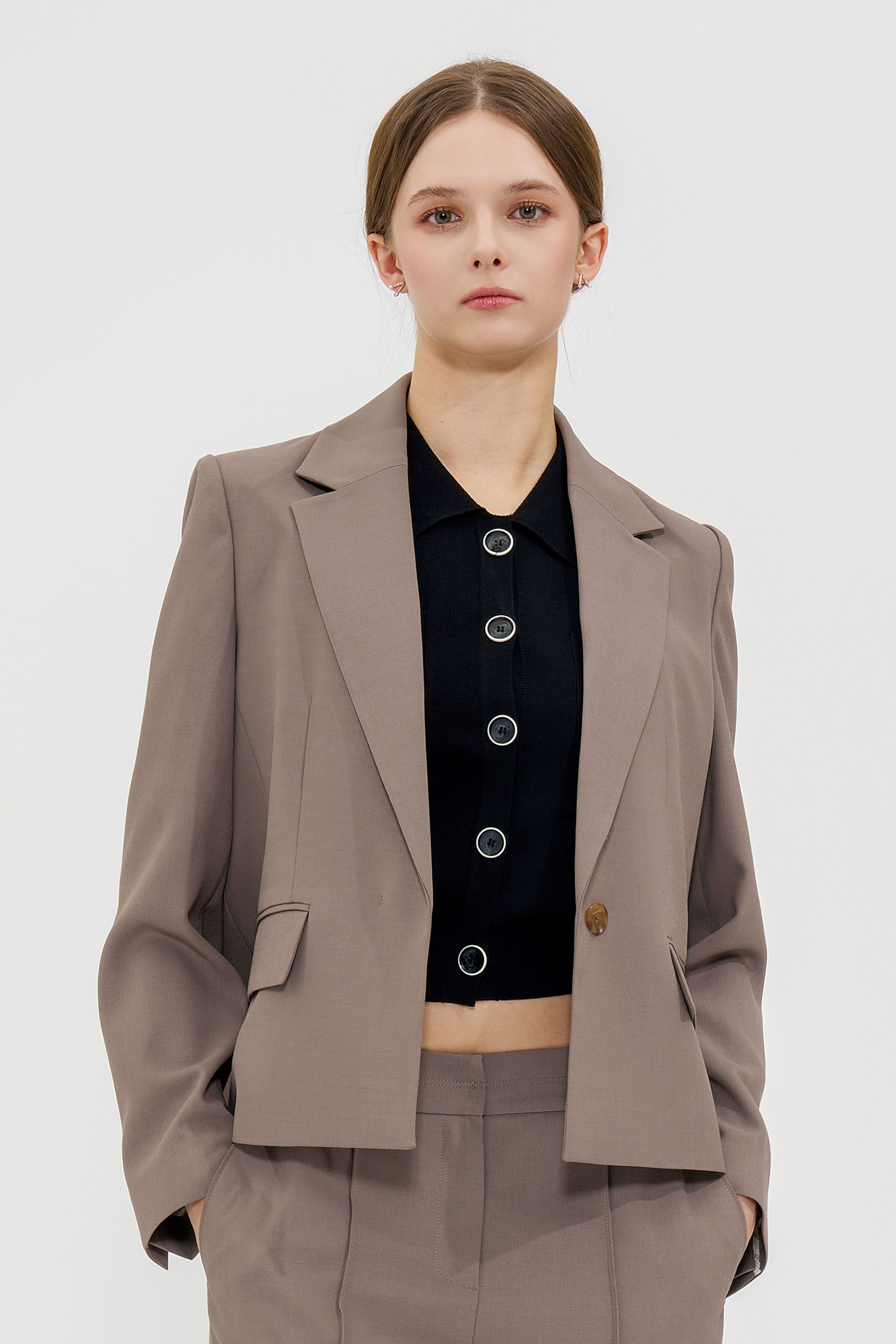 [캐리스노트] 테일러드 숏 자켓 카키베이지