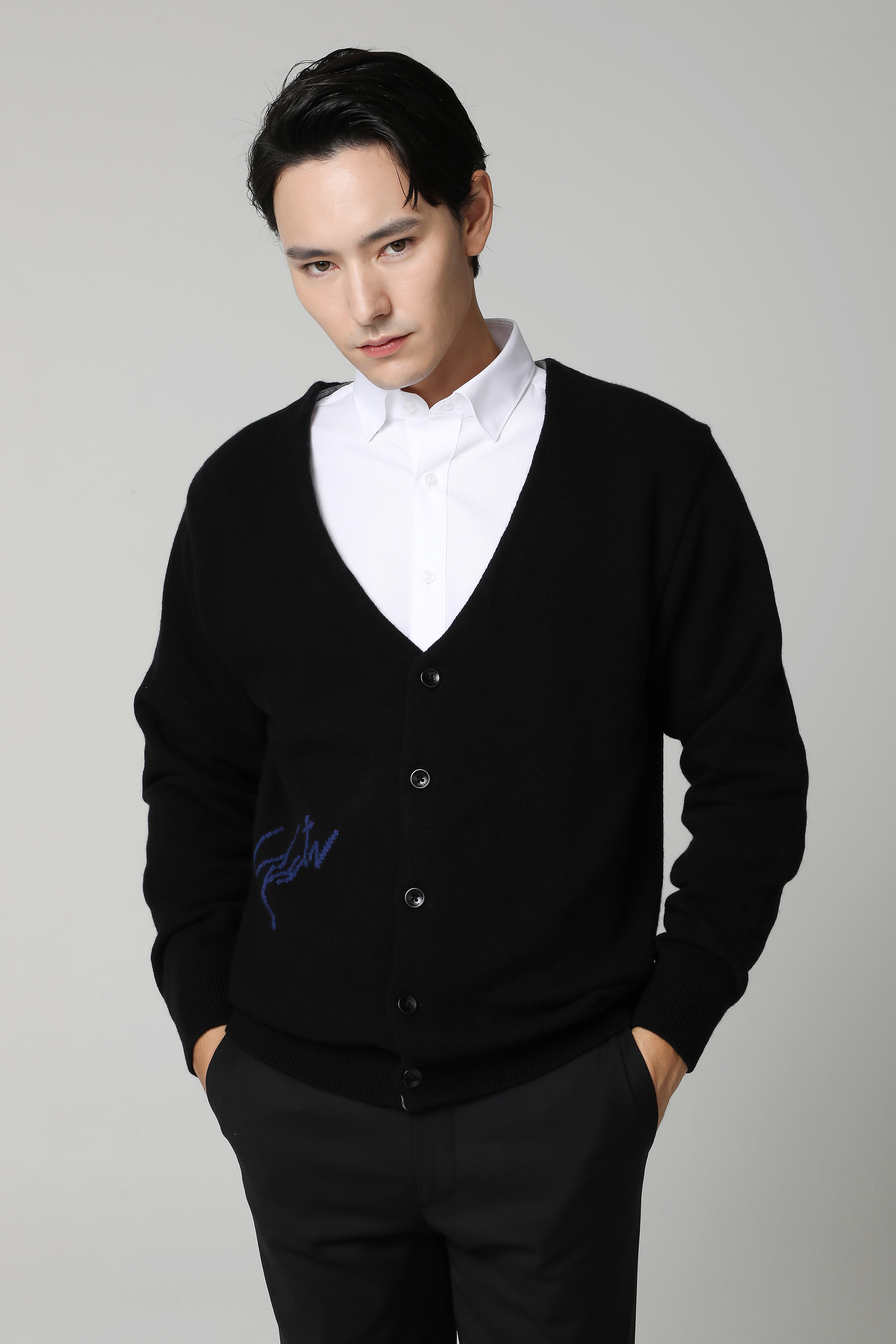 [공식몰] 인타샤 레터링 울 혼방 가디건 블랙